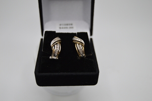  Two tone10kt Diamond Earnings Flip back Self Closing