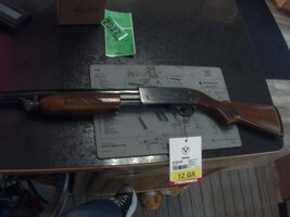  Ithaca Shotgun Pump-Action 12 ga Cal. 37 Featherlight