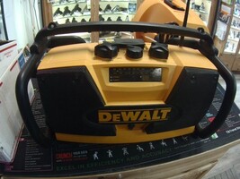 Dewalt DW911 Radio and battery charger 