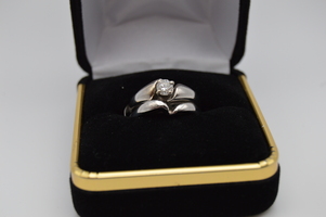 Solitaire diamond with band set in 14kt white gold