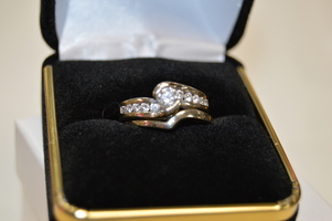 Gold 14Kt .40 diam center with 10 0.7 small diamonds on sides